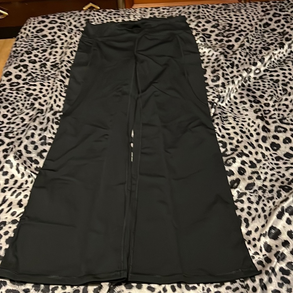 Athletic black bootcut yoga pants with with little side pockets